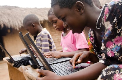 Niños en Fiaso (Ghana), usando ordenadores de la fundación NASCO Feeding Minds.