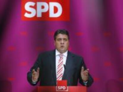 El l&iacute;der del Partido Social Dem&oacute;crata alem&aacute;n (SPD), Sigmar Gabriel, se dirige a los medios tras la convenci&oacute;n de su partido.