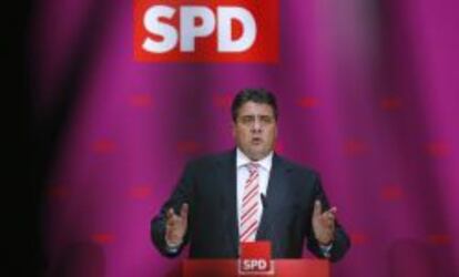 El líder del Partido Social Demócrata alemán (SPD), Sigmar Gabriel, se dirige a los medios tras la convención de su partido.