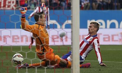 Griezmann supera a Tyton y marca.