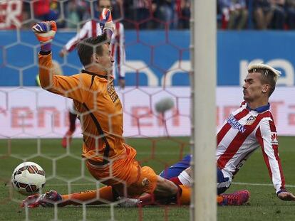 Griezmann supera a Tyton y marca.