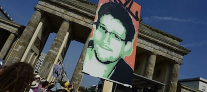 Una manifestaci&oacute;n a favor de Edward Snowden delante de la Puerta de Brandeburgo, en Berl&iacute;n. 