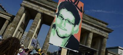 Una manifestación a favor de Edward Snowden delante de la Puerta de Brandeburgo, en Berlín.