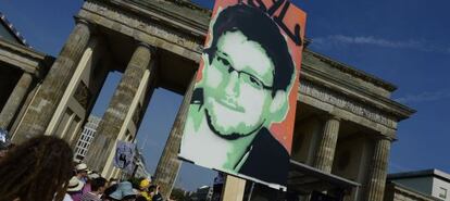 Una manifestaci&oacute;n a favor de Edward Snowden delante de la Puerta de Brandeburgo, en Berl&iacute;n. 