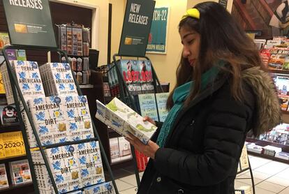 Una mujer, con una copia de 'American Dirt' en Nueva York.