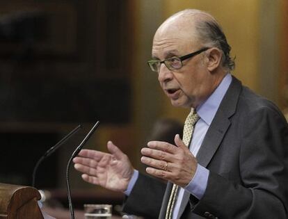 El ministro de Hacienda, Cristóbal Montoro, durante su intervención en la sesión de control al Gobierno en el Congreso de los Diputados.