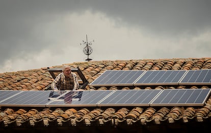 Imagen de varias placas solares sobre una vivienda.