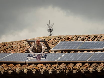 Imagen de varias placas solares sobre una vivienda.