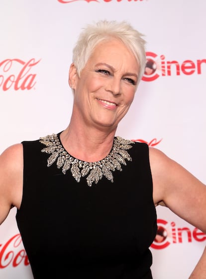 JAMIE LEE CURTIS. La actriz, sin pelos en la lengua, considera cualquier crema para el rostro de más de 10 dólares una auténtica estafa. En una entrevista reconoció llevar usando la clásica crema de menos de 10 dólares de Nivea como su única rutina de belleza desde hace muchísimos años.