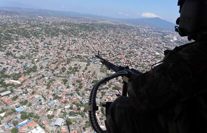 Un elemento del Ejército en un sobrevuelo en la ciudad de Cúcuta