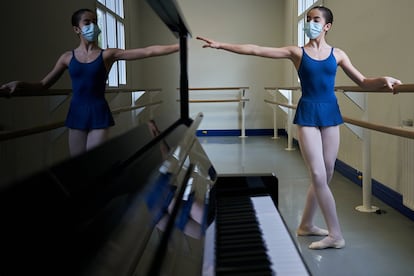 Una alumna de 12 años, concentrada en realizar el ejercicio 'demi plie' en cuarta posición en una de sus clases de danza clásica.