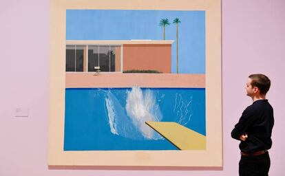 Un hombre observa 'El gran chapuzón' (1967), de David Hockney.