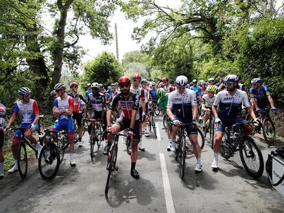 Los ciclistas se plantan a la salida de la cuarta etapa del Tour.