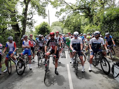 Los ciclistas se plantan a la salida de la cuarta etapa del Tour.