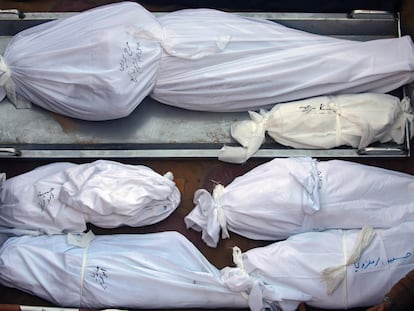 Varios cadáveres permanecen en la morgue del hospital Nasser, este domingo.