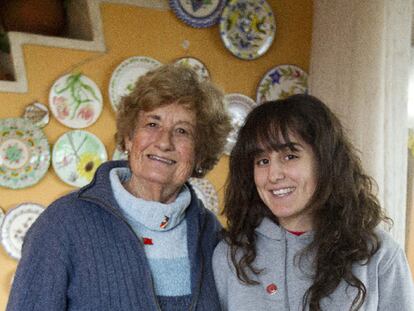 Concha Nogueira y Marta Mosquera, abuela y nieta comunistas, en su casa de Nigrán.