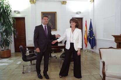 La nueva ministra de Justicia Dolores Delgado, toma posesión de su cargo, posa con su antecesor en el puesto, Rafael Catalá.
