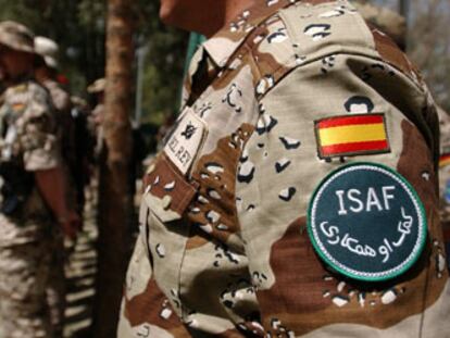 Un soldado español durante la ceremonia de relevo en el mando de la ISAF.