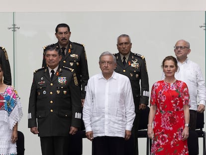 Andrés Manuel López Obrador, Beatriz Gutiérrez (d), el secretario de Defensa, Luis Cresencio Sandoval y la gobernadora de Quintana Roo (i), Mara Lezama, en la inauguración del Aeropuerto Internacional de Tulum.