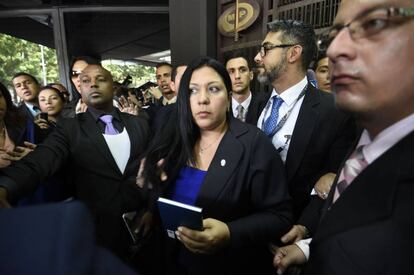 Katherine Harrington tras negarle el acceso a la Fiscal&iacute;a.