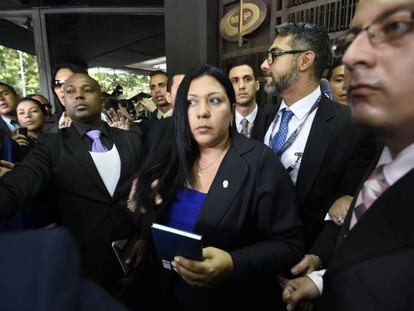 Katherine Harrington tras negarle el acceso a la Fiscal&iacute;a.