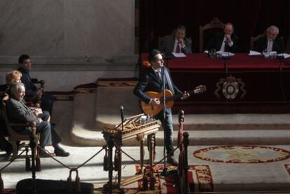 El cantante y compositor uruguayo Jorge Drexler, en la presentación del tomo de fonética y fonología de la <i>Nueva gramática de la lengua española</i>.