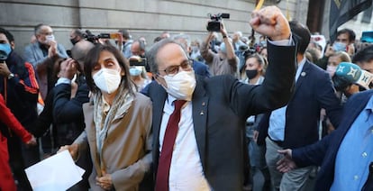 Quim Torra, rodeado de seguidores al abandonar el palacio de la Generalitat, en la tarde de ayer. 