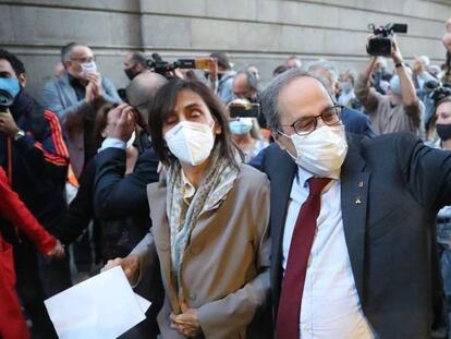 Quim Torra, rodeado de seguidores al abandonar el palacio de la Generalitat, en la tarde de ayer. 