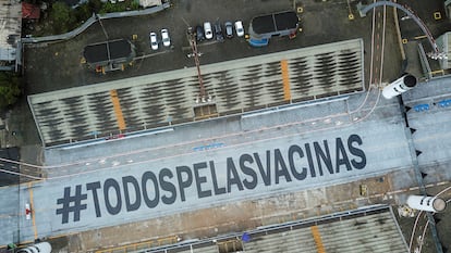 A frase "Todos pelas vacinas" é vista no Sambódromo de São Paulo.