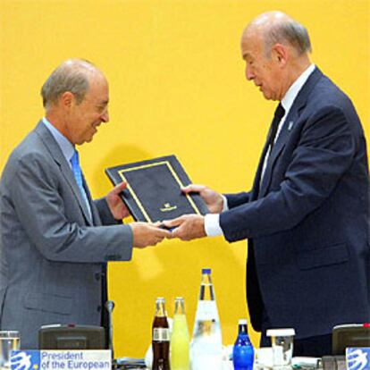 Giscard (derecha) entrega un borrador de la Constitución europea al presidente de la UE, el griego Costas Simitis.
/ EPA