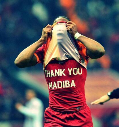 Drogba le da las gracias a Nelson Mandela tras la muerte del icono sudafricano.