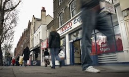 Paseantes por Chiswick High Road, en Londres.