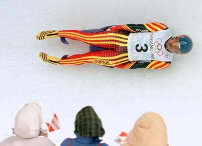 Georg Hackl pasa junto a los espectadores durate la prueba de 'luge' masculina, en la que consiguió el oro con un tiempo de 49,619 segundos en Nagano 98. Hackl, alemán, tiene en su haber tres oros olímpicos.