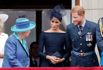 Los duques de Sussex, con la reina en el homenaje a la RAF. Markle va vestida de Dior.