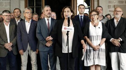 Ada Colau, alcaldesa de Barcelona, junto a los representantes del sector tur&iacute;stico de la ciudad.