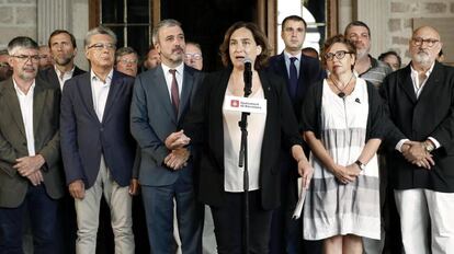Ada Colau, alcaldesa de Barcelona, junto a los representantes del sector turístico de la ciudad.