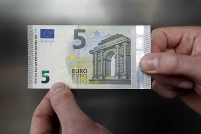 Un billete de cinco euros.