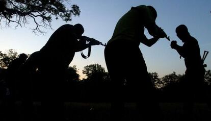 Fuerzas de seguridad ucranias entrenan a voluntarios en Mariupol, en el sureste del pa&iacute;s.