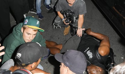 Justin Bieber espera a la ambulancia junto al fotógrafo al que golpeó con el coche, anoche en Beverly Hills.