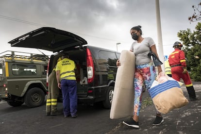 Una familia de La Laguna recoge sus enseres tras ser desalojados por una nueva colada.