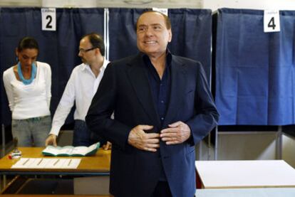 El primer ministro, Silvio Berlusconi, llega al colegio electoral donde depositó su voto en Milán.