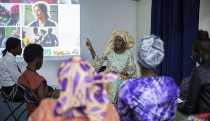La estilista, diseñadora y escenógrafa senegalesa Oumou Sy durante una charla dentro del festival.