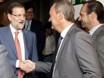 Fabra, junto al presidente balear Bauz&aacute;, saluda a Rajoy en el Comit&eacute; Ejecutivo Nacional del PP.