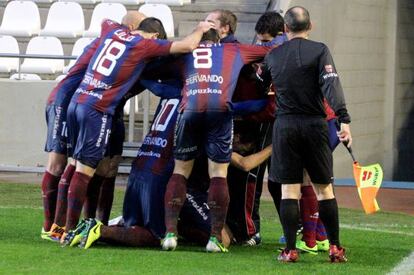 Los jugadores del Eibar celebran el gol de Morales en el partido de C&oacute;rdoba.