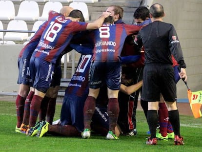 Los jugadores del Eibar celebran el gol de Morales en el partido de Córdoba.