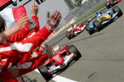 Michael Schumacher celebra su victoria, seguido de Fernando Alonso y de su compañero de escudería, Felipe Massa.