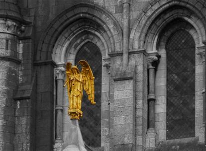 El ángel dorado de la Catedral de San Fin Barre's  cuya leyenda cuenta que el día que la figura caiga, habra llegado el fin del mundo