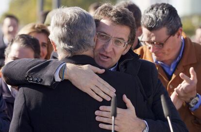 NAC38. MAIRENA DEL ALJARAFE (SEVILLA), 08/01/2012.- El presidente de la Xunta de Galicia, Alberto Nuñez Feijoo y el líder de los populares andaluces, Javier Arenas.