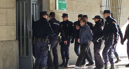 Miguel Carca&ntilde;o entra a los juzgados de Sevilla rodeado de polic&iacute;as en una declaraci&oacute;n ante el instructor.