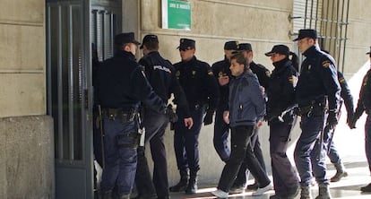 Miguel Carcaño entra a los juzgados de Sevilla rodeado de policías en una declaración ante el instructor.